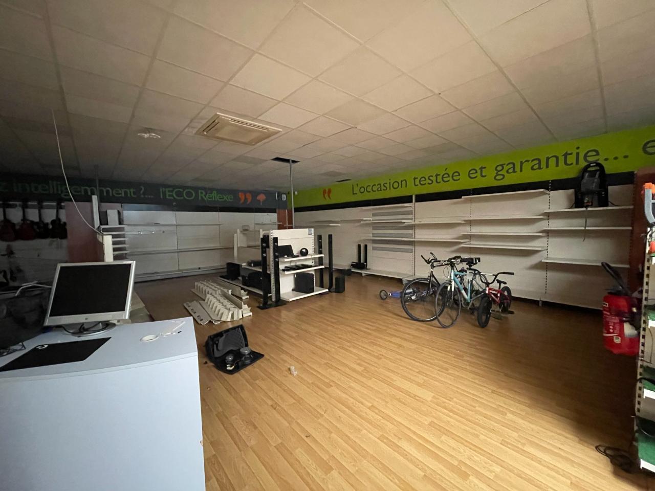 Commerce Saint-Mitre-les-Remparts 400m² Location commerce Saint-Mitre-les-Remparts Bouches-du-Rhône OLCOM2425408 3